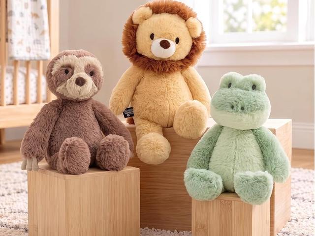 Snuggle Buddies lion, sloth and frog on wooden blocks